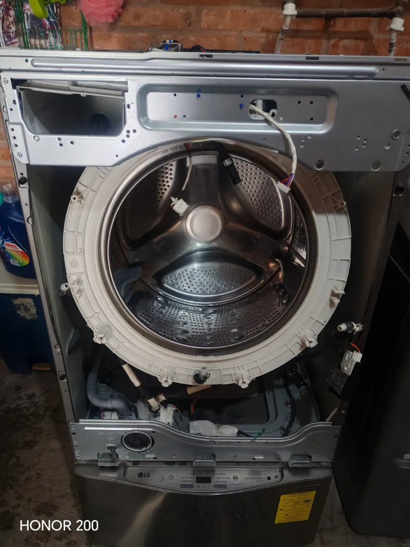 Mantenimiento de lavadora: tambor de acero inoxidable desmontado para revisión